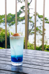 屋外テーブル上のクリームソーダ