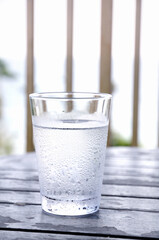 屋外テーブル上の冷水