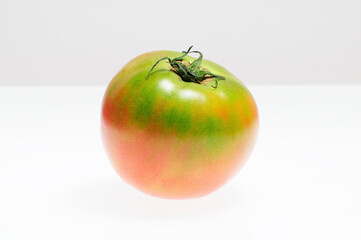 白バックにトマト