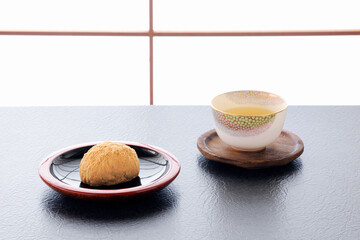 障子をバックにお茶と黄な粉のオハギ