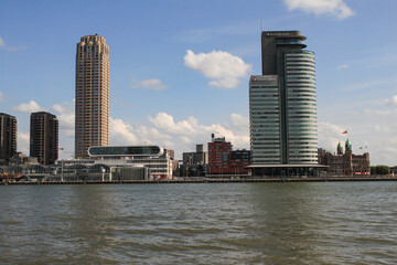 Fototapeta na wymiar Hafenumbau in Rotterdam; Moderne Architektur an der Holland-Amerikakade (Wilhelminapier)