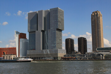 Fototapeta na wymiar Boomtown Rotterdam; Blick über die Nieuwe Maas auf die Uferfront am Kop van Zuid (Wilhelminapier)