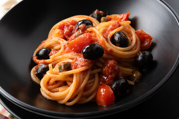 Spaghetti alla puttanesca, tipico piatto della cucina italiana 