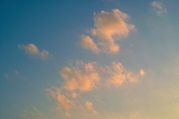 夕陽に染まる雲