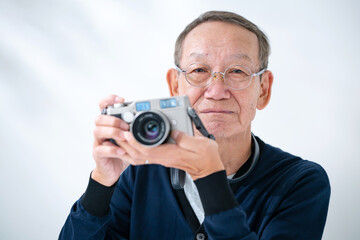 Fototapeta premium 写真を撮るシニア男性