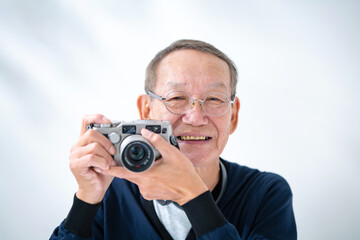 Fototapeta premium 写真を撮るシニア男性