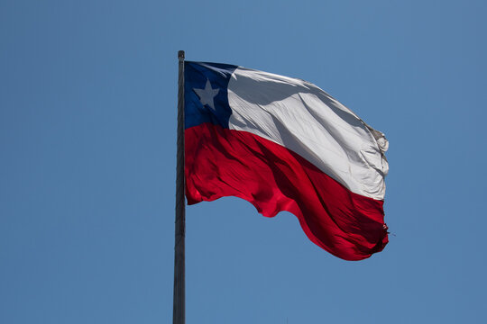 drapeau chilien flottant dans le vent