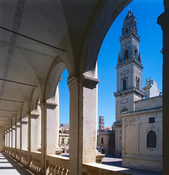 Lecce. Puglia. Piazza del Duomo. Colonnato del palazzo dell' Episcopio verso la Cattedrale e il campanile