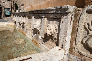 Assisi Brunnen mit Löwenköpfen