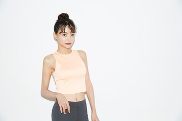 スポーツウェアのスリムな若い女性のポートレート