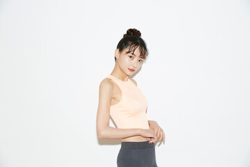 スポーツウェアのスリムな若い女性のポートレート