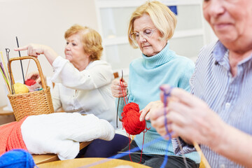 Gruppe Senioren beim Häkeln zusammen im Seniorentreff oder Handarbeit Kurs