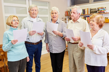 Gruppe Senioren mit Demenz beim singen im Chor zusammen in einer Chorprobe
