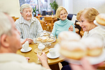 Senioren Gruppe beim Kaffee trinken und Kuchen essen im Seniorenheim
