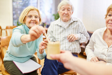 Senioren mit Demenz und Ärztin machen ein Spiel zusammen in der Gruppentherapie