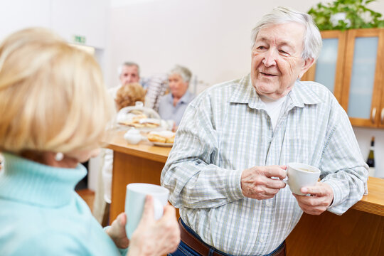 Senior Mann bei einer Tasse Kaffee im entspannten Gespr&auml;ch mit einer Seniorin