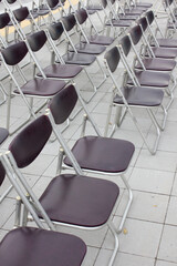 イベント会場に並べたたくさんのパイプ椅子