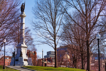 Obraz premium Soldiers and Sailors Monument over Boston Common park with Sacred Cod, Massachusetts, USA