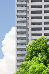高層マンションと青空と白い雲
