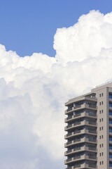Fototapeta premium 高層マンションと青空と白い雲