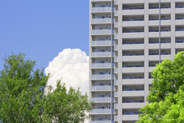 高層マンションと青空と白い雲