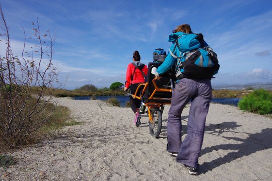 Randonn&eacute;e solidaire avec handicap en joelette sorte de fauteuil roulant pour aider un handicap&eacute; &agrave; aller dans la nature
