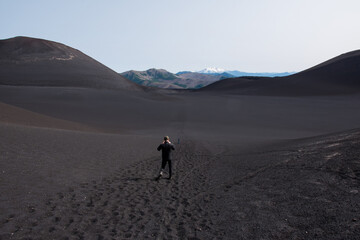 Homme marchant dans un paysage désertique et volcanique au Chili