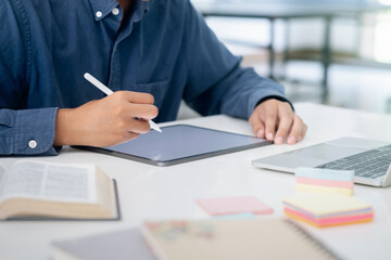 Using stylus and digital tablet for online learning and communication.