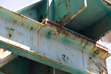 重なった重量鉄骨