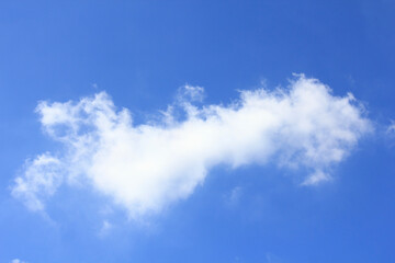 Naklejka na ściany i meble 青空にポッカリ浮いた白い雲