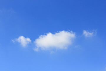 青空にポッカリ浮いた白い雲