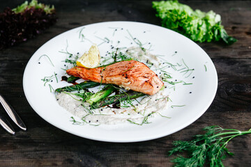 Baked salmon with asparagus and sauce