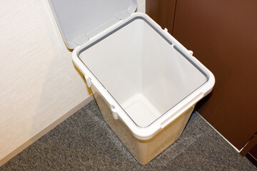 ポリプロピレン製の家庭用ゴミ箱