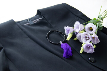 フューネラルイメージ　喪服と数珠と薄紫のトルコギキョウ
