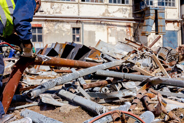 Obraz premium Worker is cutting scrap metal with acetylene torch