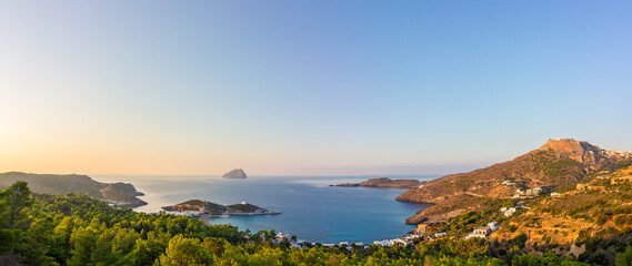 Blick über die idyllische Doppelbucht von Kapsali auf der griechischen Insel Kythira