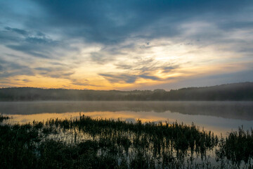 Fototapeta na wymiar Przed wschodem słońca nad jeziorem.