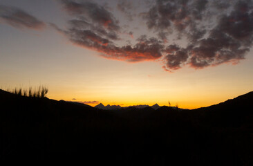 Atardecer entre montañas