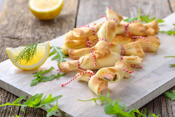 Lustige Lachsbonbons aus gefülltem Flammkuchenteig mit Räucherlachs, Frischkäse und Rucola - Baked funny wraps with smoked salmon, cream cheese and rocket
