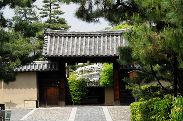 大徳寺宗務本所の門