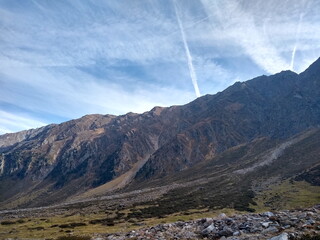Steiler Berghang im Sellraintal mit herbstlichen Wolken