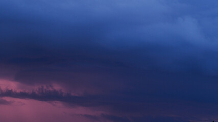 Ciel rougeoyant après le passage d'un orage
