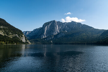 Obraz premium Great view of Dead Mountain above Altaussee lake. Dramatic and picturesque scene. Popular tourist attraction. Location place Austria alps, Altaussee, Europe.