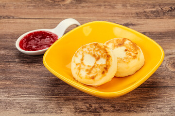 Cottage cheese pancakes with strawberry jam