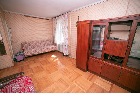old apartment. apartment Russia. Moscow. cheap housing. the apartment where grandma lives.