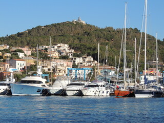 Sardynia widziana z lodzi