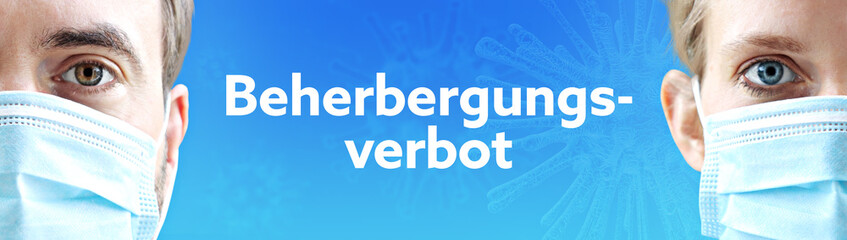 Fototapeta premium Beherbergungsverbot (Coronavirus). Gesichter von Mann und Frau mit Mundschutz. Paar mit Maske vor blauen Hintergrund mit Text. Virus, Atemmaske, Corona