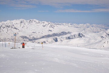 Fototapeta na wymiar ski schi piste