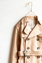 ライトベージュのトレンチコートと白バック