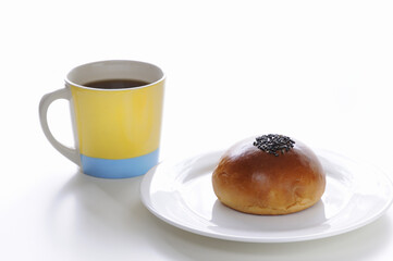 テーブル上のあんぱんとコーヒー